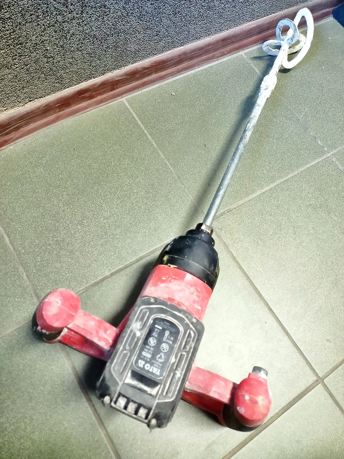 mieszadlo-akumulatorowe-yato-yt-82881-ladowarka-mocowanie-mieszadla-m14