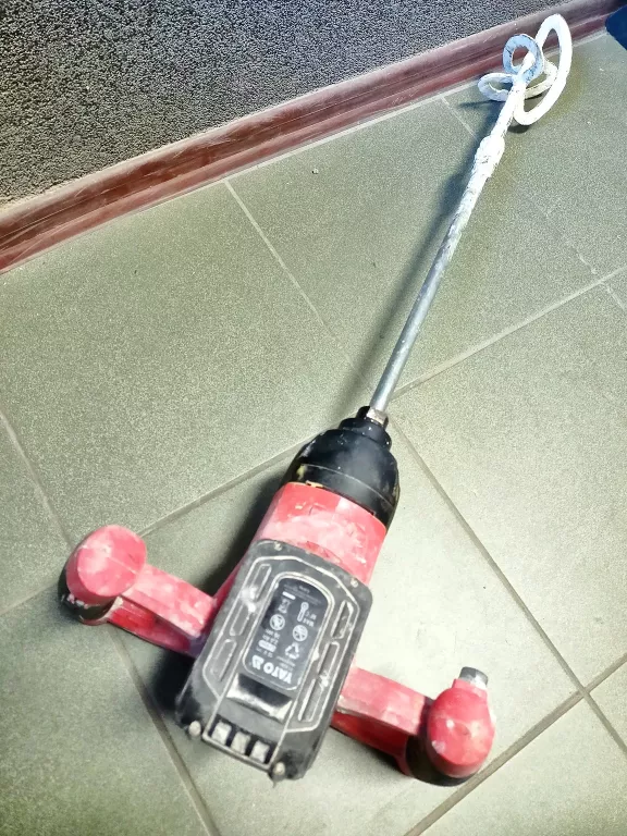 mieszadlo-akumulatorowe-yato-yt-82881-ladowarka-mocowanie-mieszadla-m14