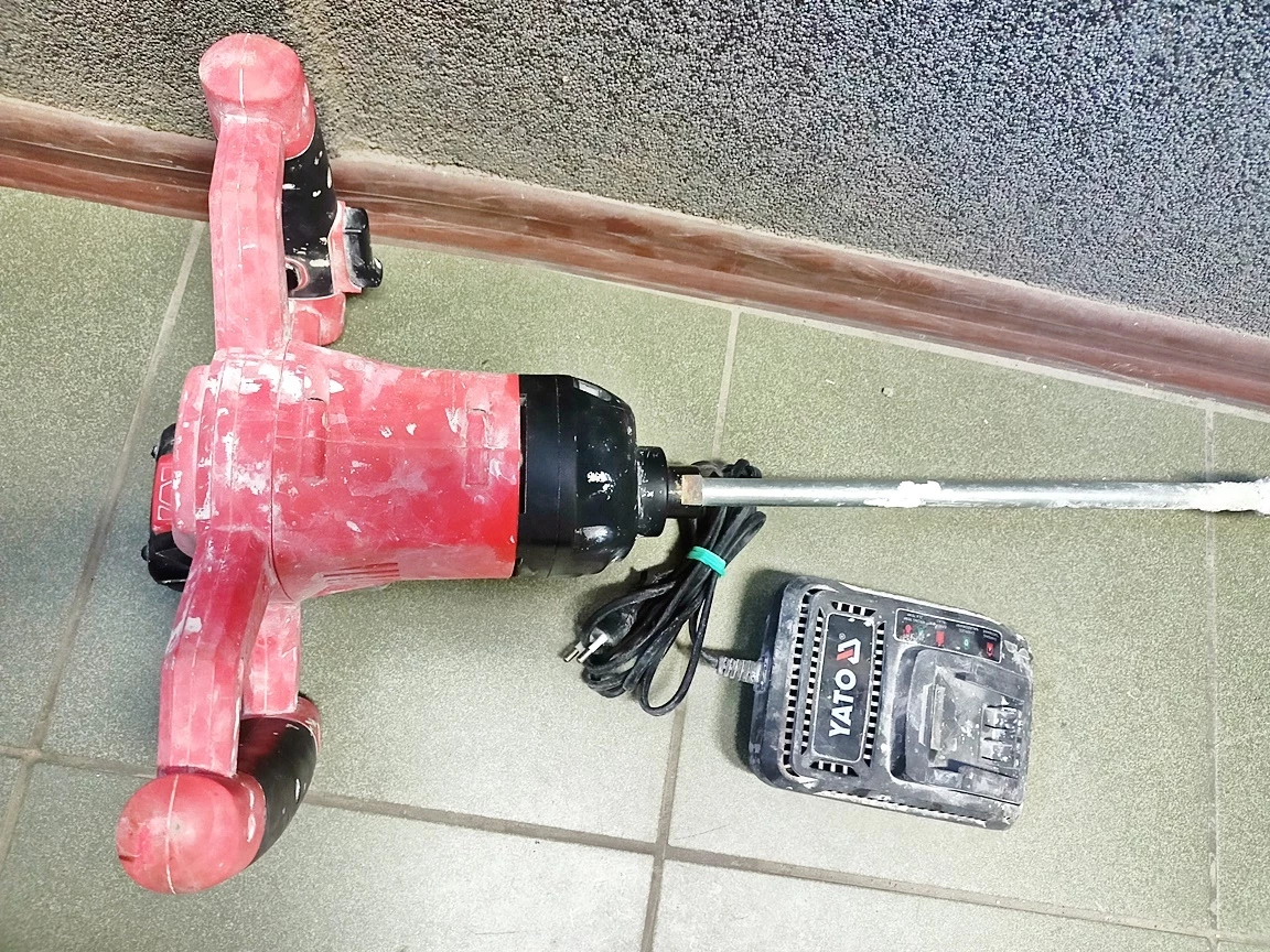 mieszadlo-akumulatorowe-yato-yt-82881-ladowarka-marka-yato