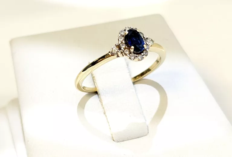 PIERŚCIONEK Z SZAFIREM I DIAMENTAMI 585 R.15 BRIJU