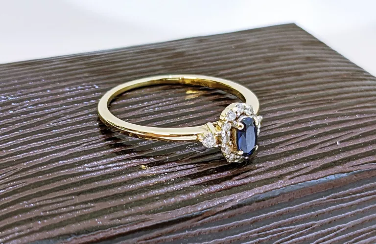 PIERŚCIONEK Z SZAFIREM I DIAMENTAMI 585 R.15 BRIJU