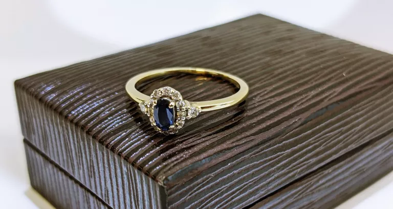 PIERŚCIONEK Z SZAFIREM I DIAMENTAMI 585 R.15 BRIJU