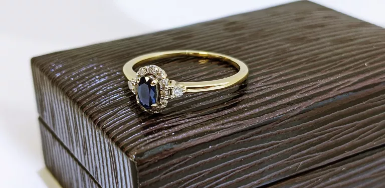 PIERŚCIONEK Z SZAFIREM I DIAMENTAMI 585 R.15 BRIJU