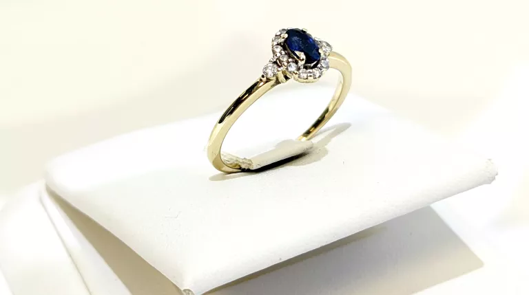 PIERŚCIONEK Z SZAFIREM I DIAMENTAMI 585 R.15 BRIJU