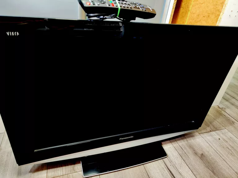 TELEWIZOR PANASONIC TX-32LX85P + PILOT