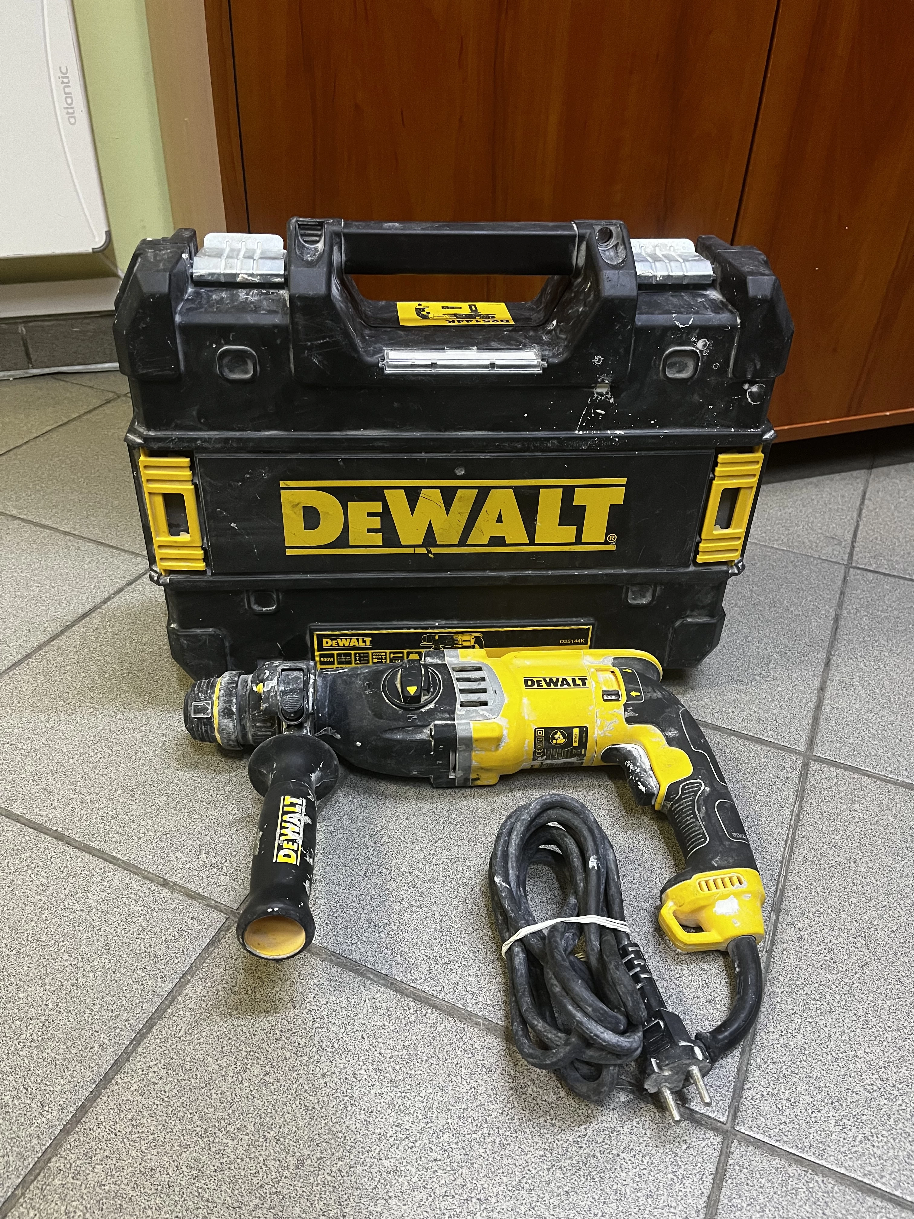 mlotowiertarka-dewalt-d25144k-900w-230v-opis-wyszynskiego-243-gniezno