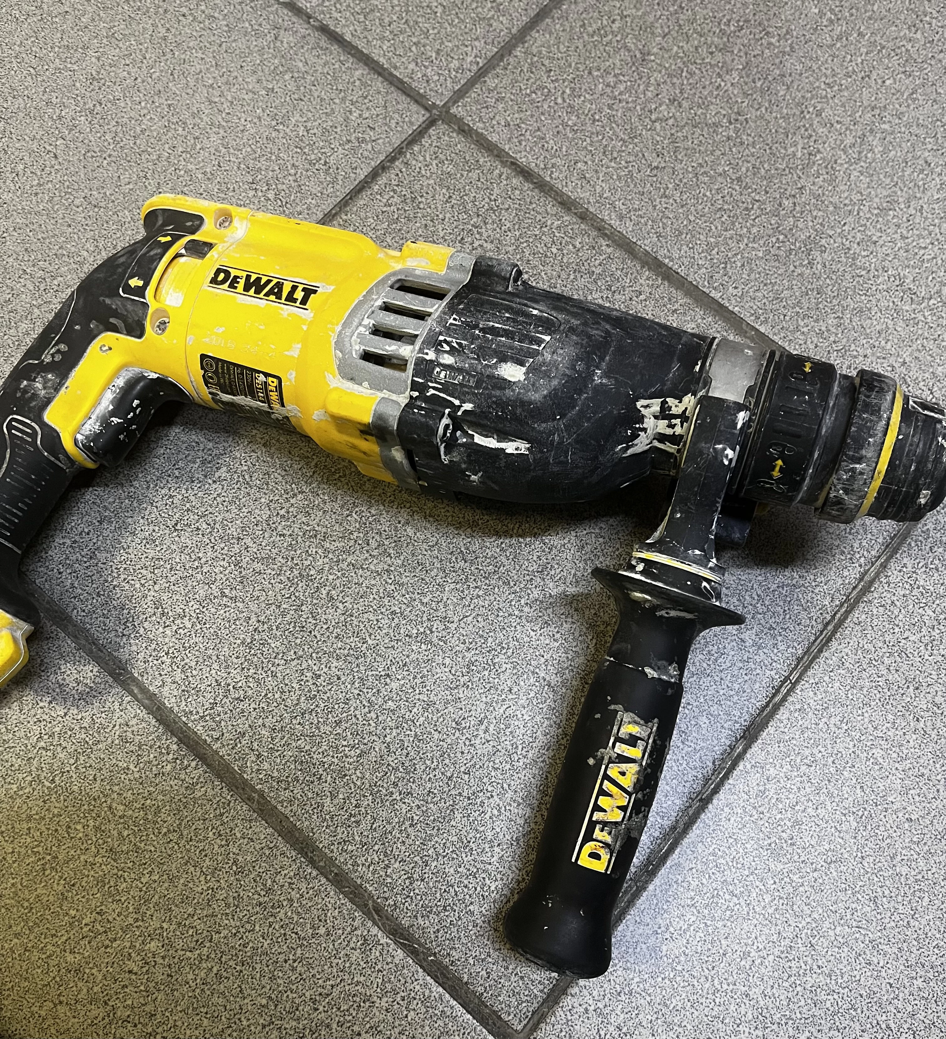 mlotowiertarka-dewalt-d25144k-900w-230v-opis-typ-uchwytu-sds-plus