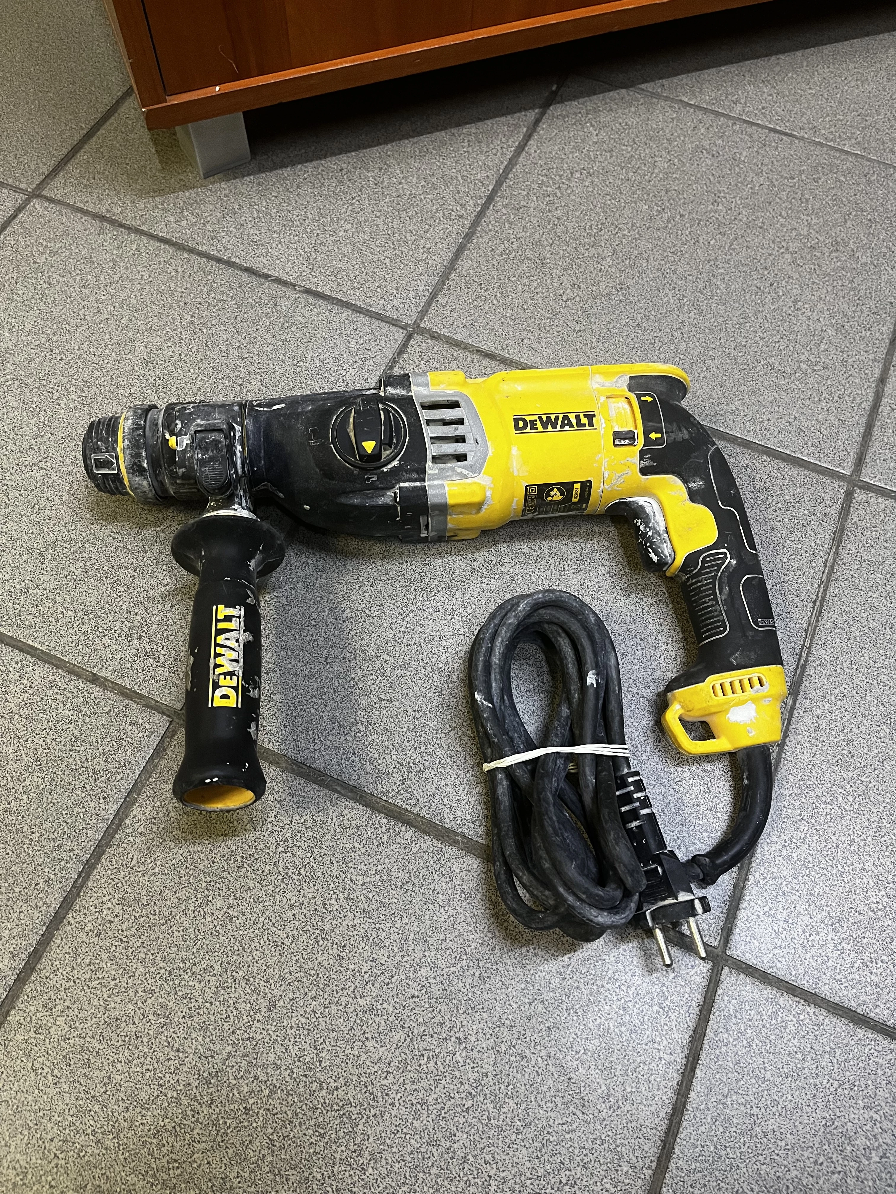mlotowiertarka-dewalt-d25144k-900w-230v-opis-stan-uszkodzony
