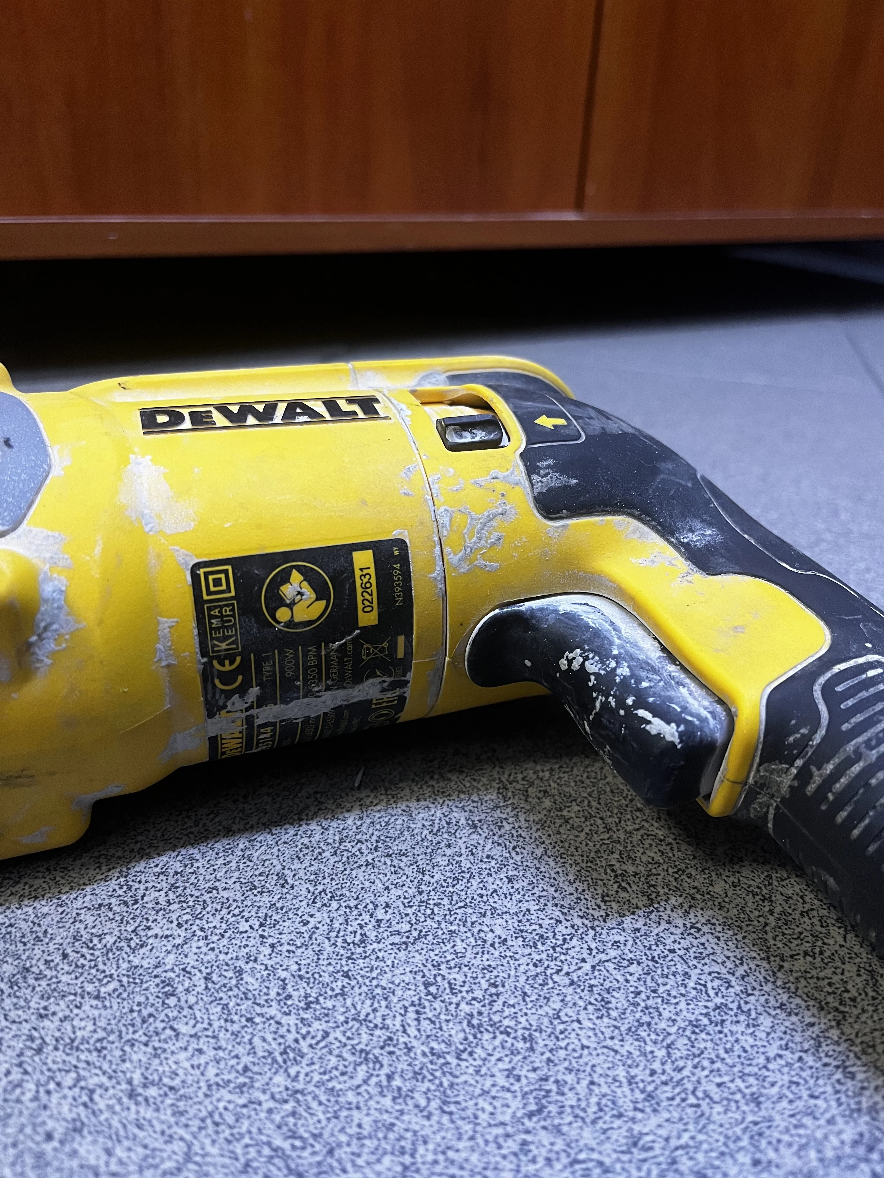 mlotowiertarka-dewalt-d25144k-900w-230v-opis-energia-udaru-3
