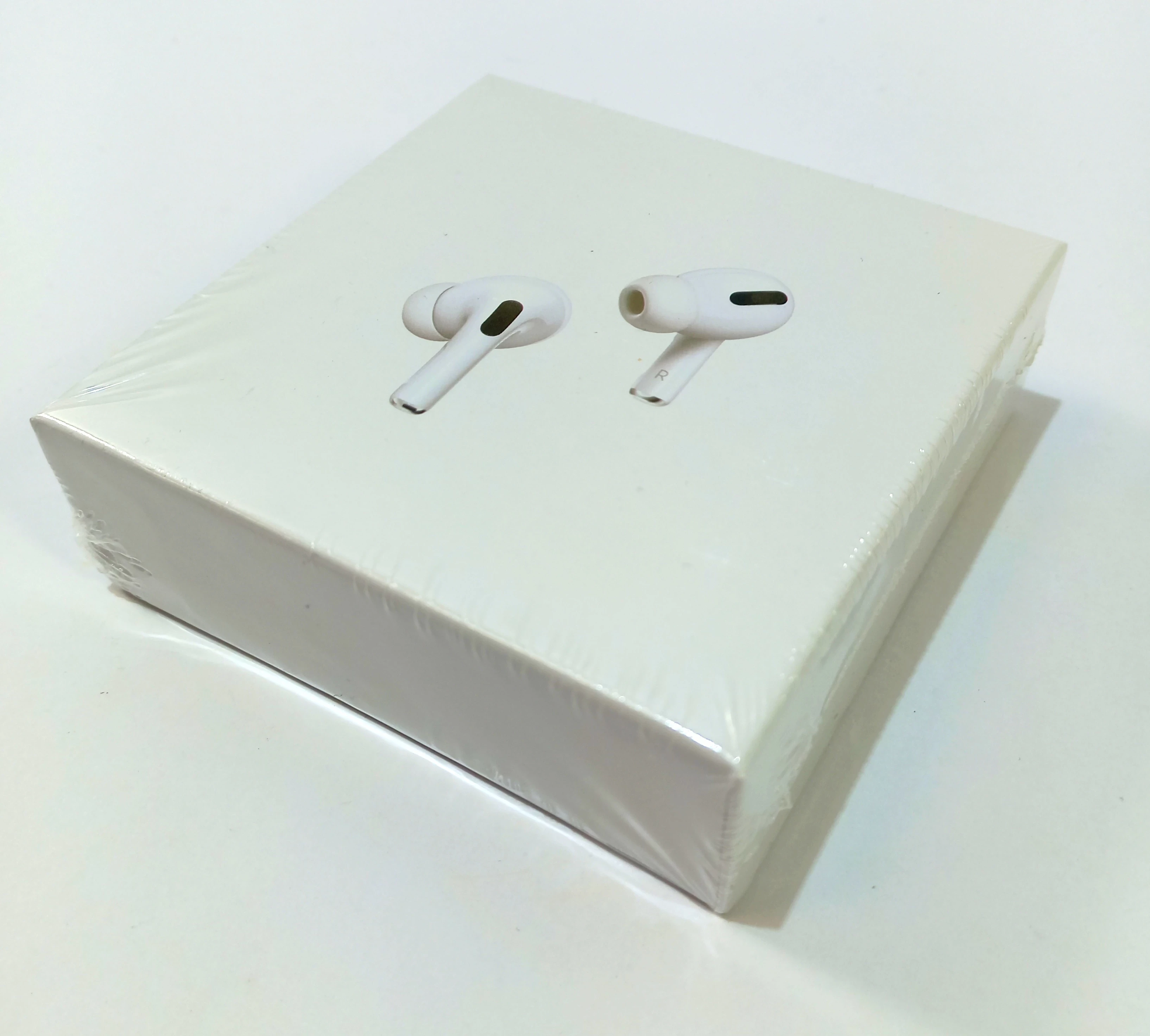 sluchawki-bezprzewodowe-douszne-biale-z-etui-ladujacym-stan-11323-2