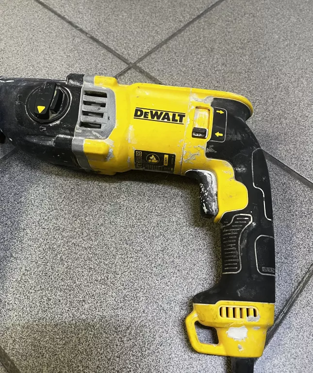 mlotowiertarka-dewalt-d25144k-900w-230v-opis-maksymalna-moc-900