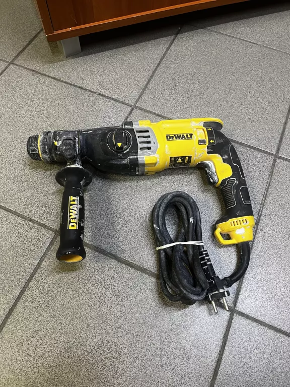 mlotowiertarka-dewalt-d25144k-900w-230v-opis-stan-uszkodzony