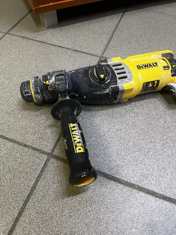 mlotowiertarka-dewalt-d25144k-900w-230v-opis-funkcyjnosc-3-funkcyjny-wiercenie-z-i-bez-udaru-podkuwanie