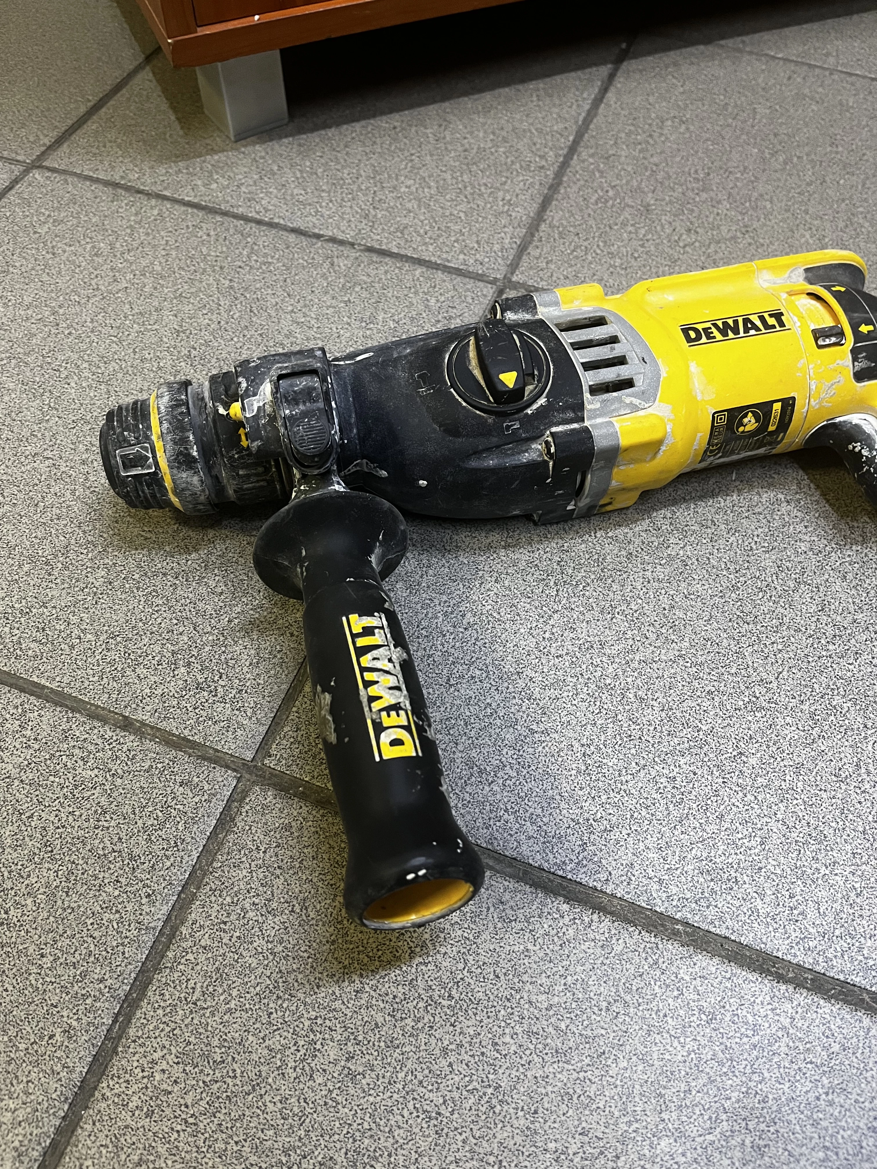 mlotowiertarka-dewalt-d25144k-900w-230v-opis-funkcyjnosc-3-funkcyjny-wiercenie-z-i-bez-udaru-podkuwanie