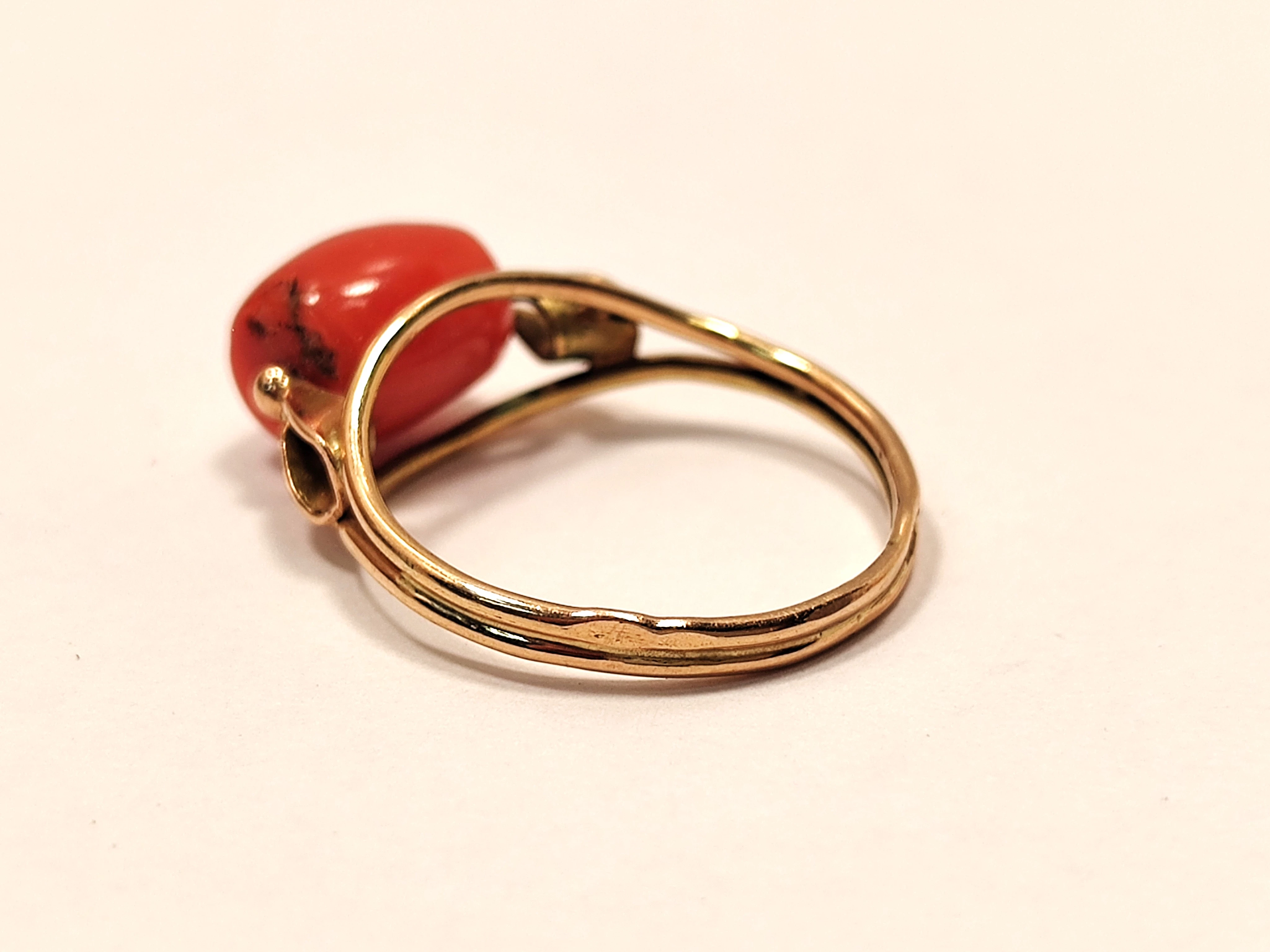 zloty-pierscionek-z-koralem-274g-r16-kolor-dominujacy-205826-225106