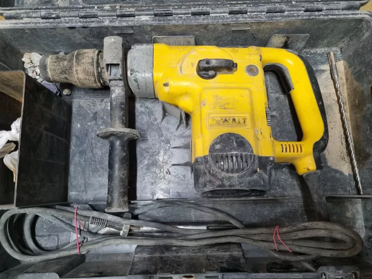 MŁOT UDAROWY DEWALT D25600K + WAL