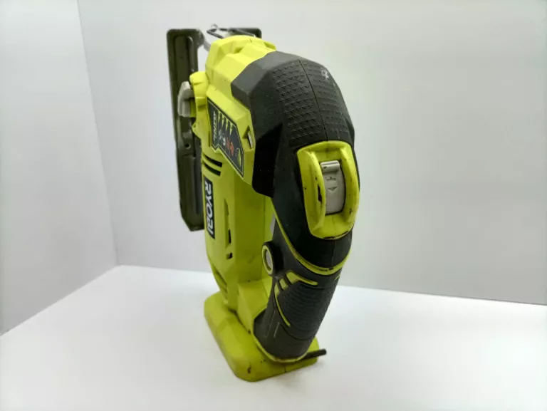 wyrzynarka-akumulatorowa-ryobi-r18js-one-mocowanie-brzeszczotu-chwyt-typu-t