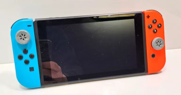 konsola-nintendo-switch-zestaw-liczba-kontrolerow-w-zestawie-2