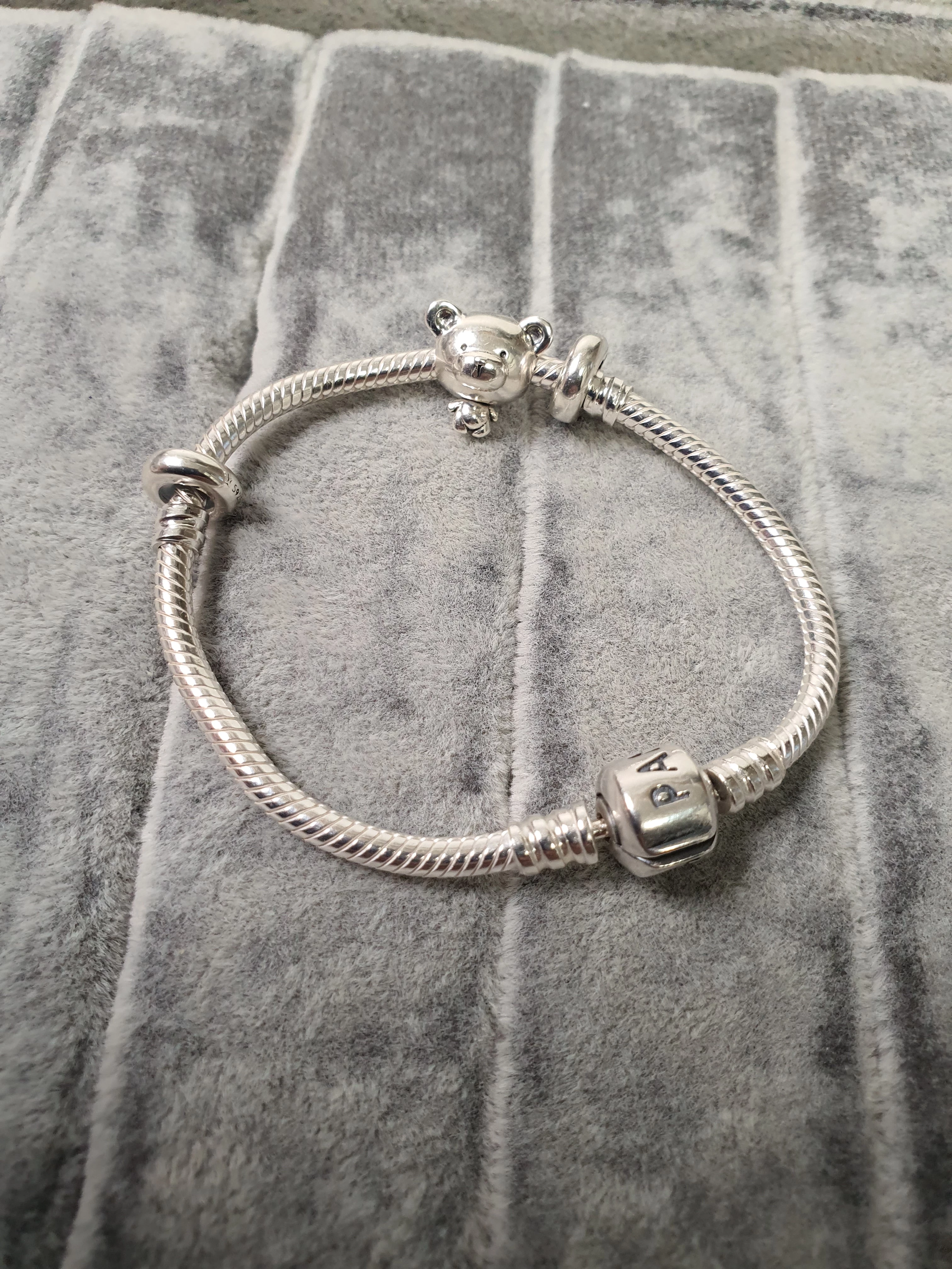 branzoletka-pandora-z-misiem-stan-uzywany