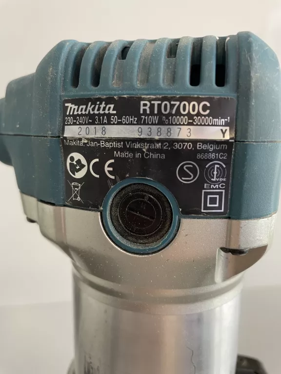 FREZARKA GÓRNOWRZECIONOWA MAKITA RT0700CX3J AKCESORIA WALIZKA