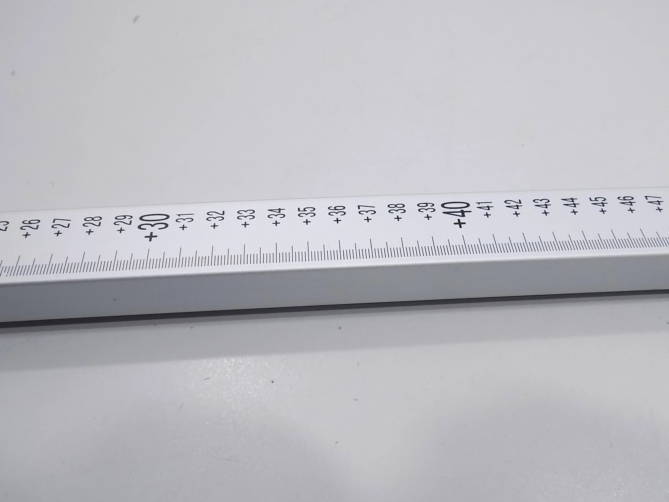 lata-tyczka-niwelacyjna-do-niwelatora-optycznego-240cm-marka-mensura