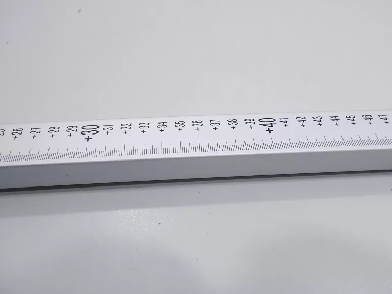 lata-tyczka-niwelacyjna-do-niwelatora-optycznego-240cm-marka-mensura
