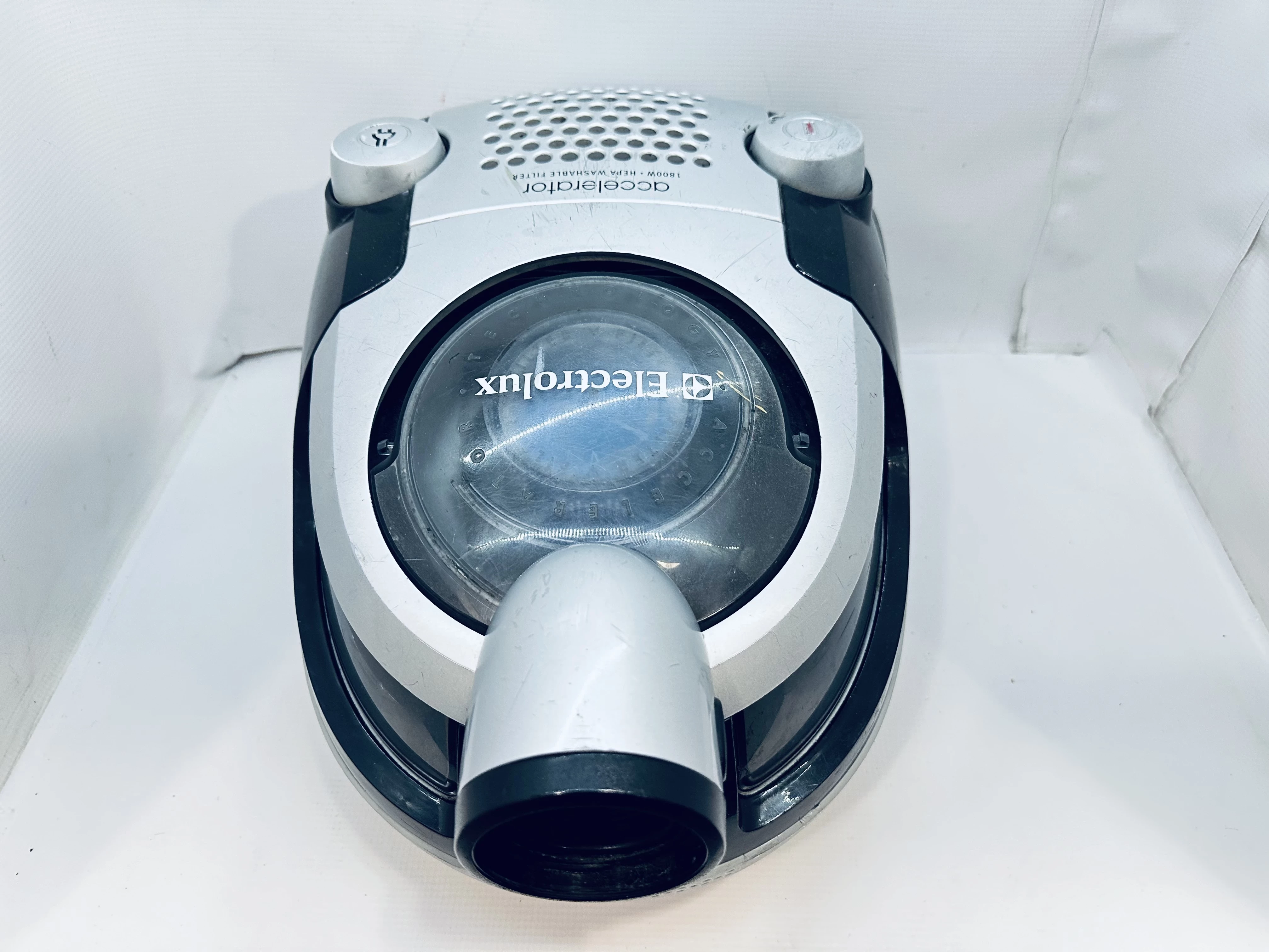 odkurzacz-electrolux-accelerator-1800w-opis-stan-na-czesci