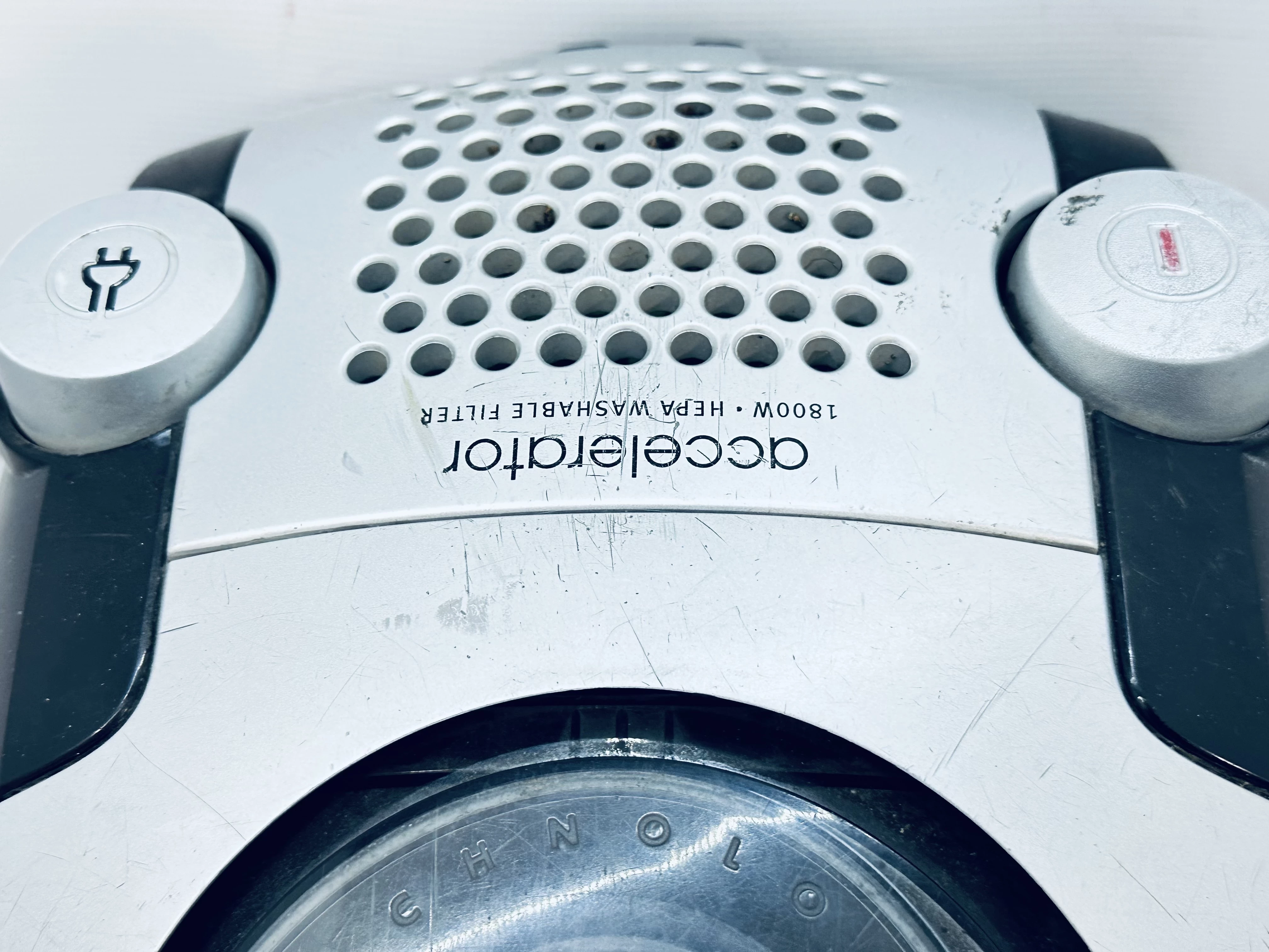 odkurzacz-electrolux-accelerator-1800w-opis-kolor-dominujacy-srebrnyszary