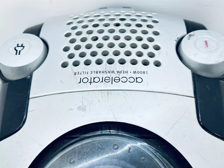 odkurzacz-electrolux-accelerator-1800w-opis-kolor-dominujacy-srebrnyszary