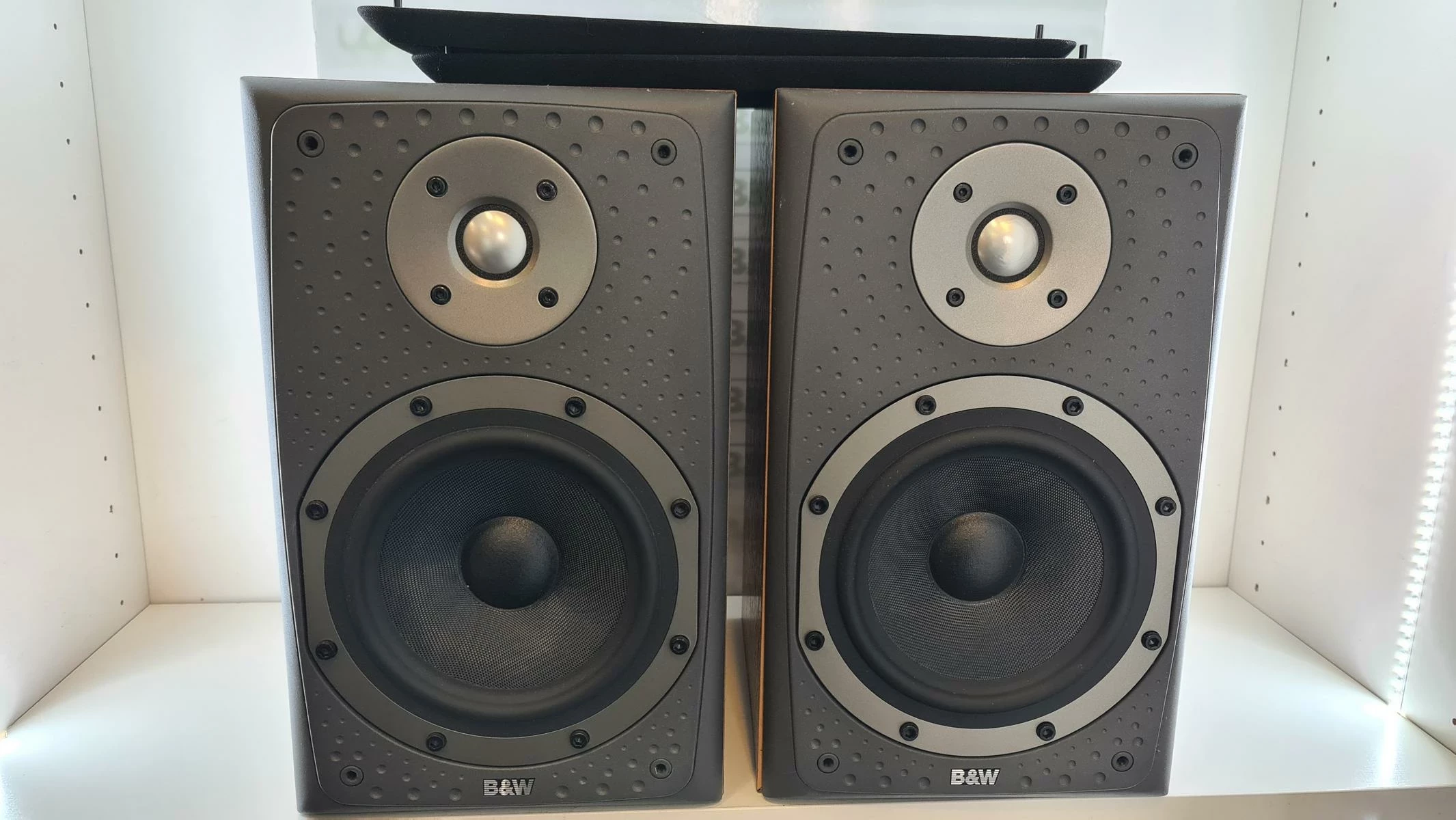 kolumny-bw-dm-303-bowers-wilkins-konstrukcja-bass-reflex