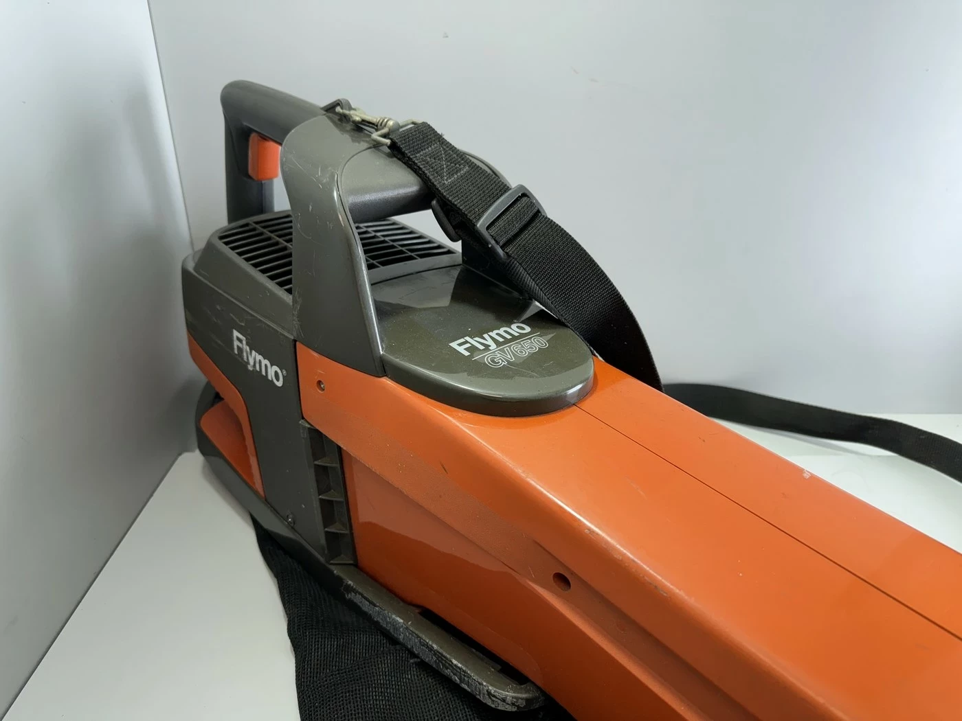 dmuchawa-odkurzacz-do-lisci-flymo-garden-marka-flymo