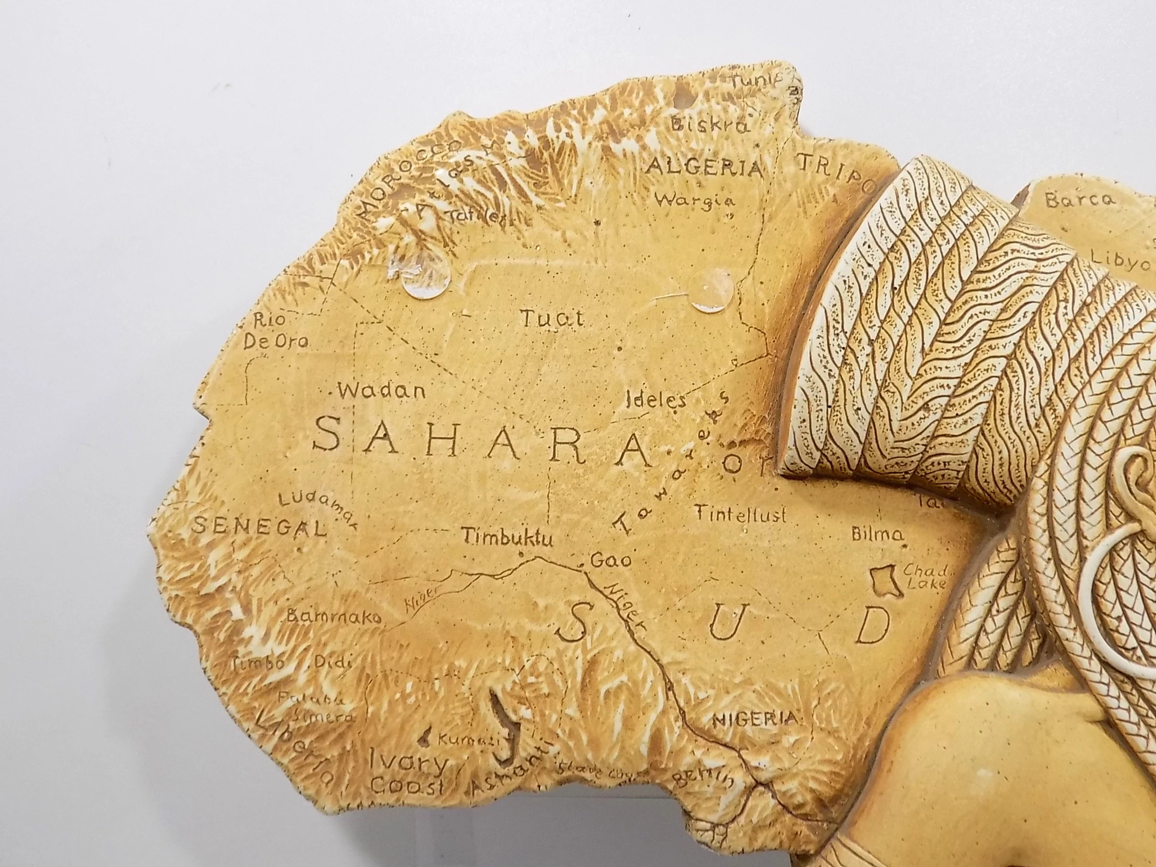 figurka-kleopatry-na-sciane-plaskorzezba-gipsowa-egipt-ozdoba-stan-uzywany