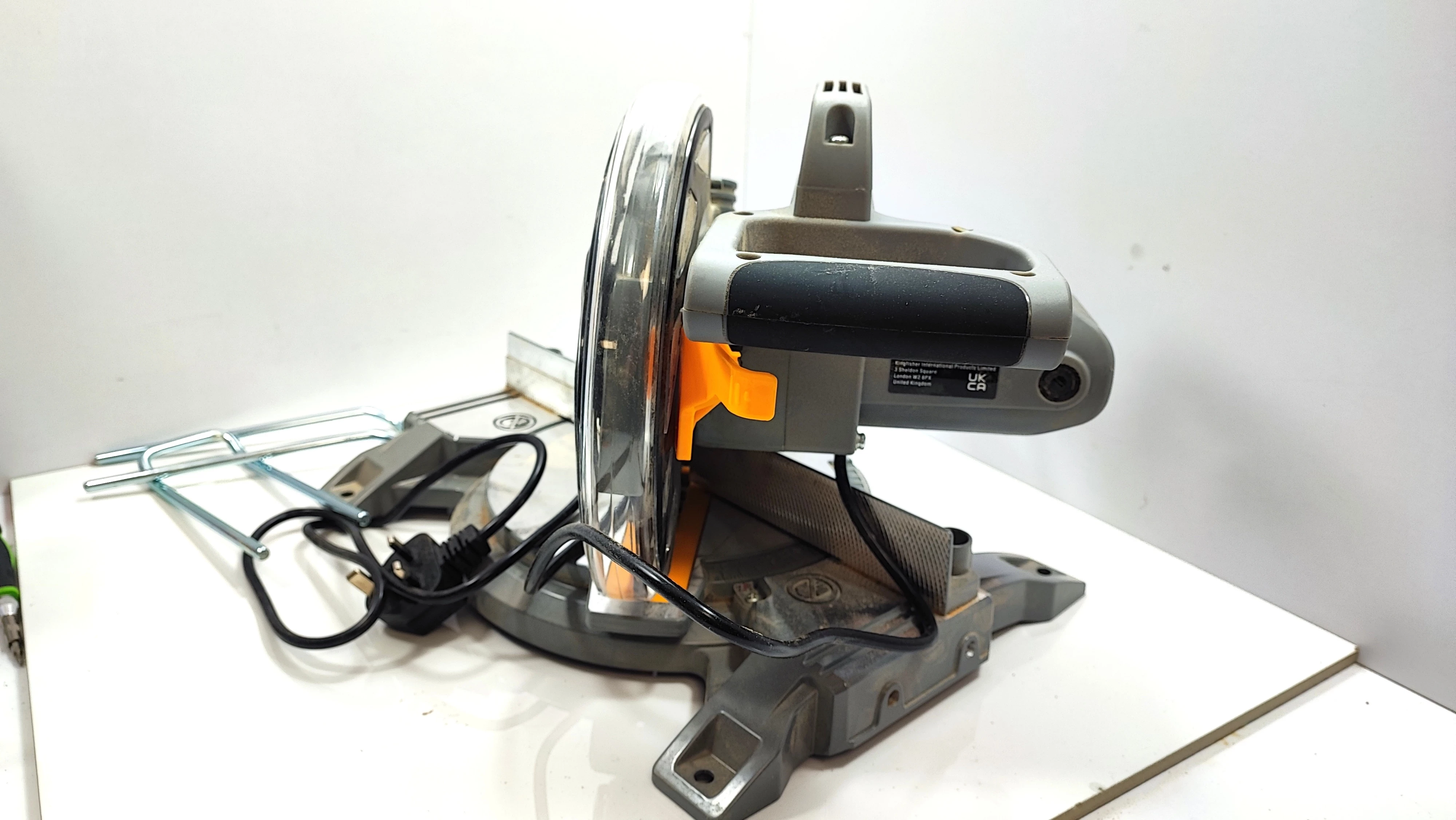 ukosnica-titan-ttb795msw-1400w-srednica-tarczy-210