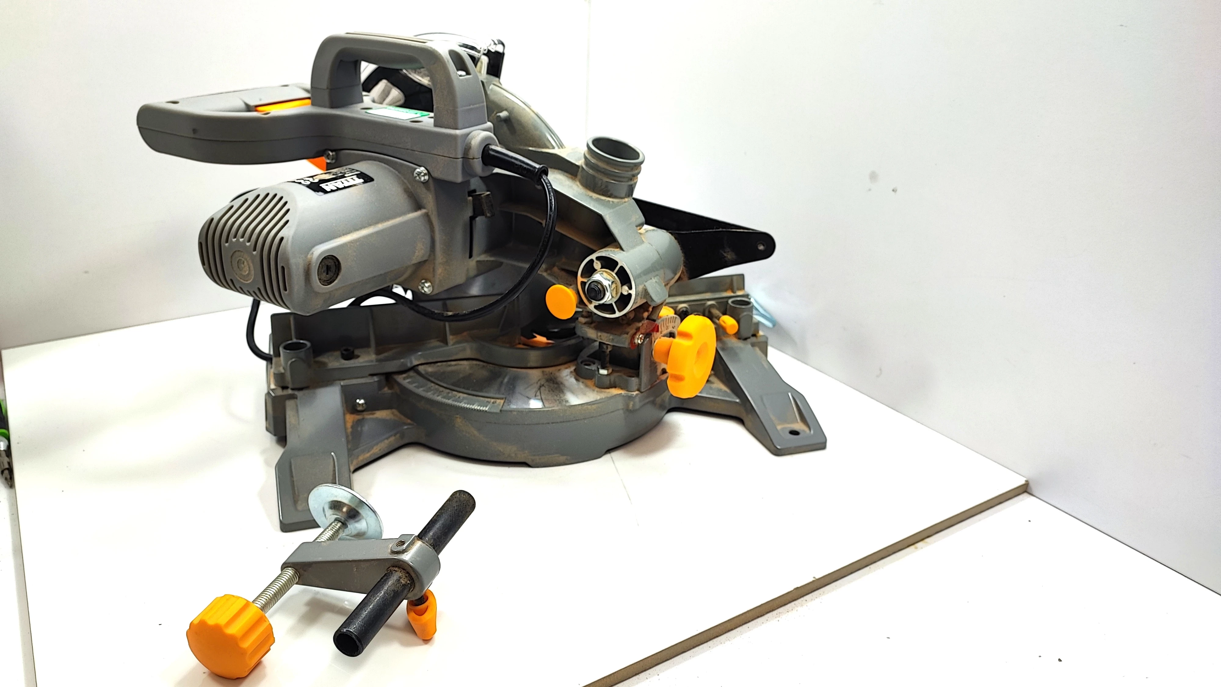 ukosnica-titan-ttb795msw-1400w-stan-uzywany