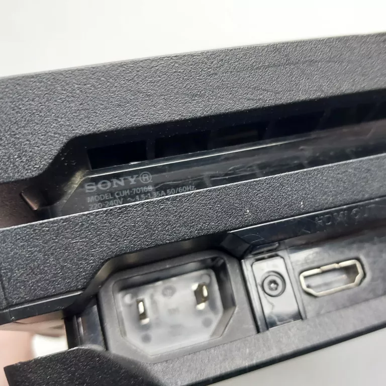 KONSOLA PS4 PRO 1 TB - BEZ PADA