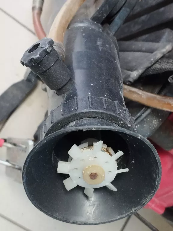 opryskiwacz-spalinowy-gardetech-11820-20l-pojemnosc-zbiornika-2000