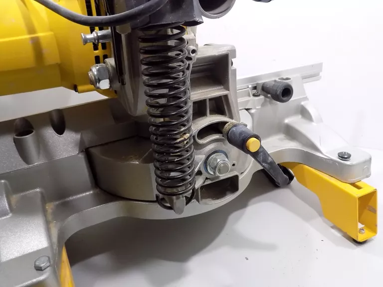 PILARKA UKOSOWA UKOŚNICA DEWALT DWS771 1600W 216MM