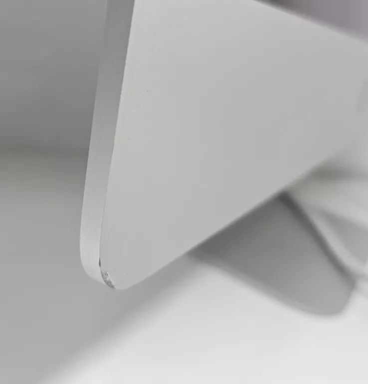 APPLE IMAC A1418 18.1 I5 16GB DDR4 21,5'' 2017R 240 GB PEKNIETY RÓG