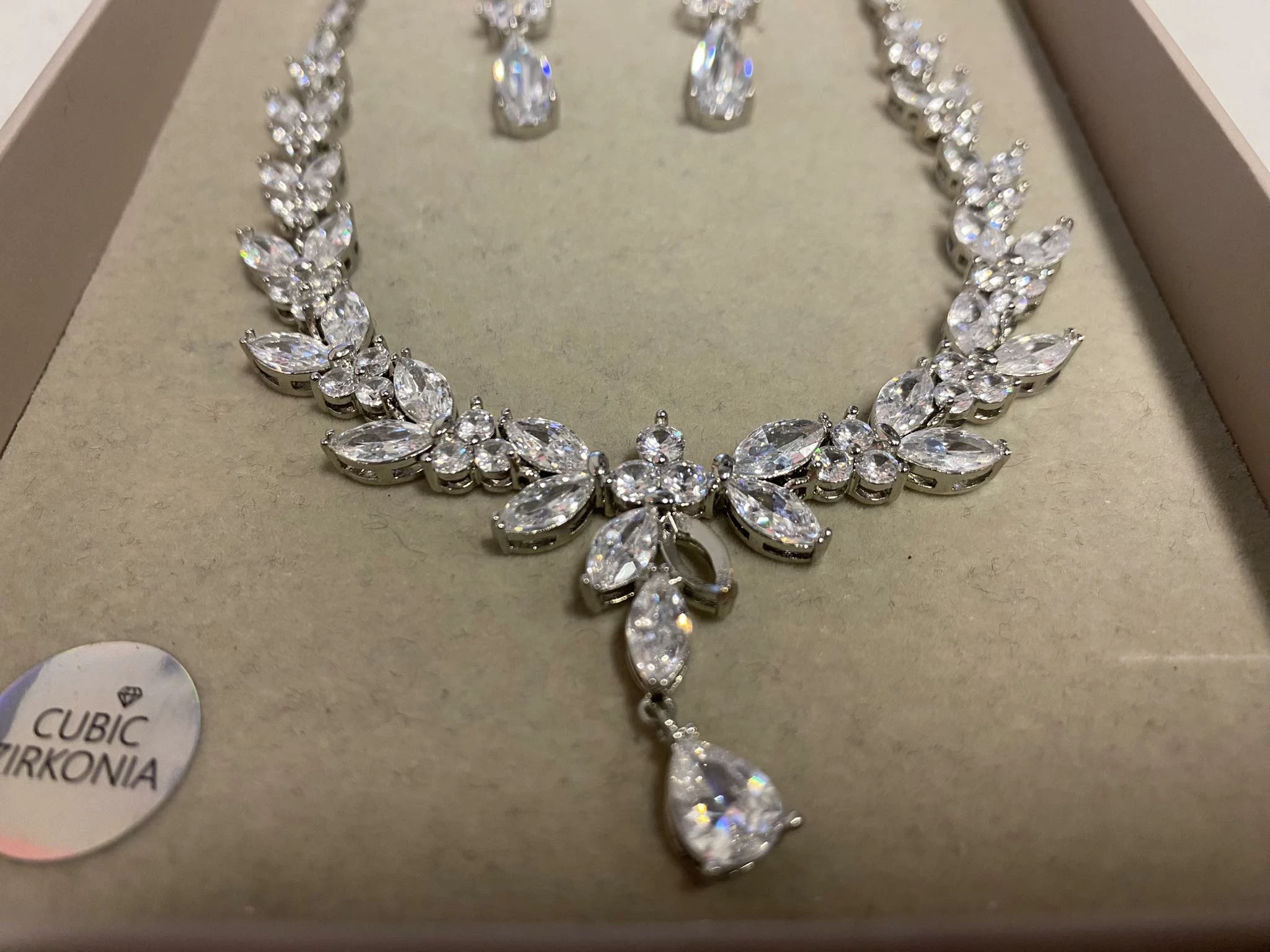 bijou-brigitte-senso-di-donna-zestaw-floral-zirkonia-kolia-kolczyki-stan-uzywany