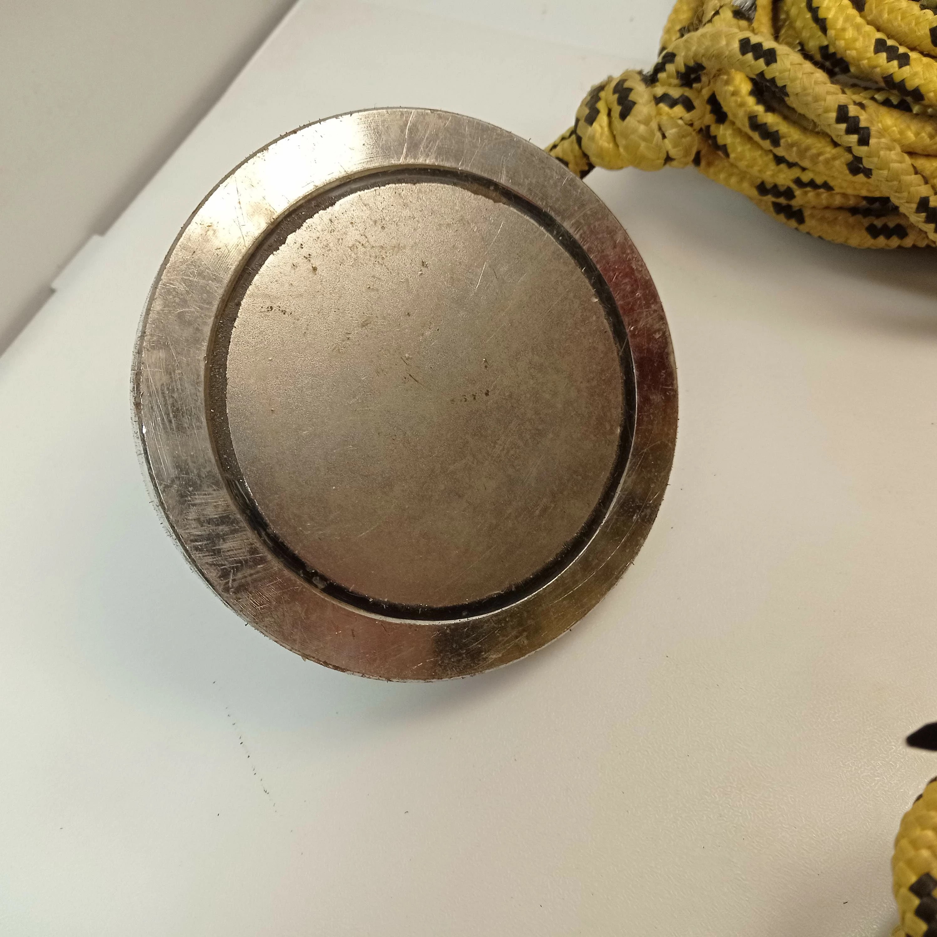 sensei-800-kg-magnes-neodymowy-z-uchwytem-o136-x-h20-mm-n52-mocny-siln-stan-uzywany