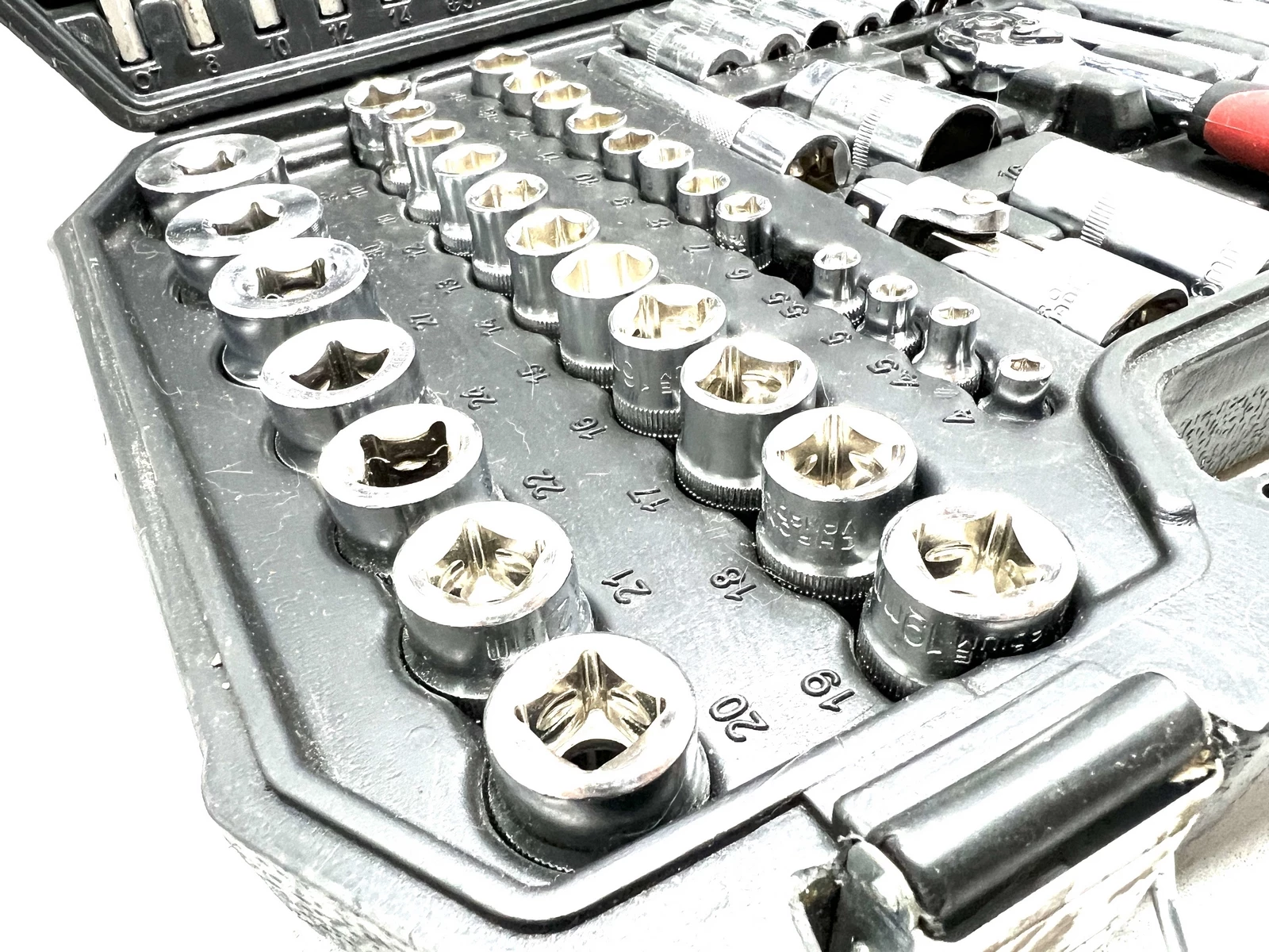 zestaw-kluczy-boxer-108el-opis-ean-gtin-5903919595610