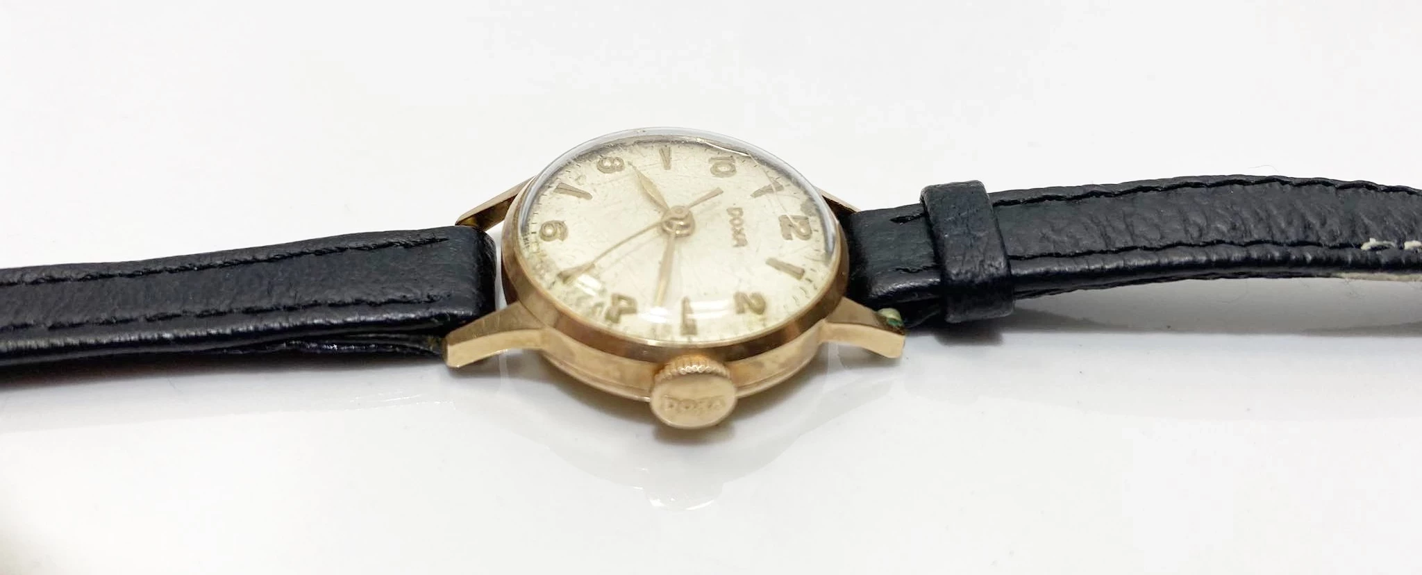 zloty-zegarek-doxa-damski-13714-ksztalt-koperty-okragla