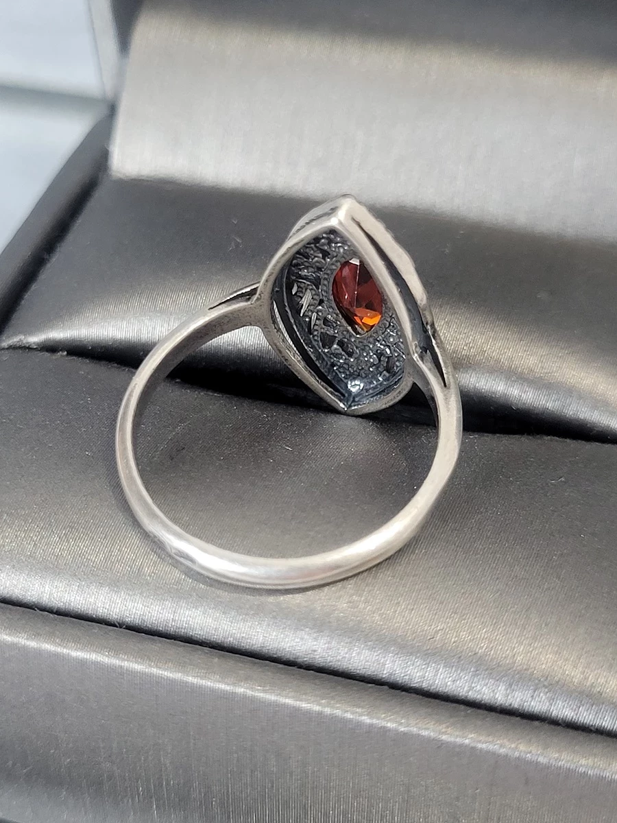 srebrny-pierscionek-lezka-z-czerwona-cyrkonia-pr925-319-g-marka-trusky