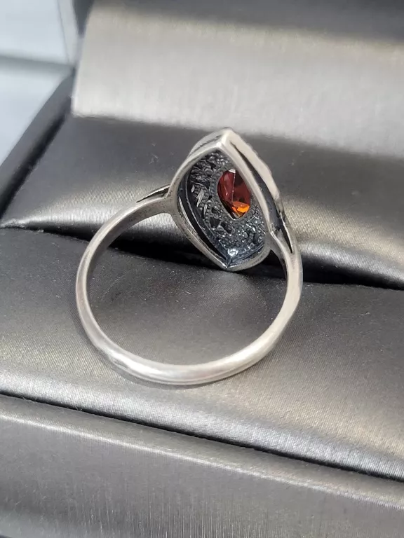 srebrny-pierscionek-lezka-z-czerwona-cyrkonia-pr925-319-g-marka-trusky