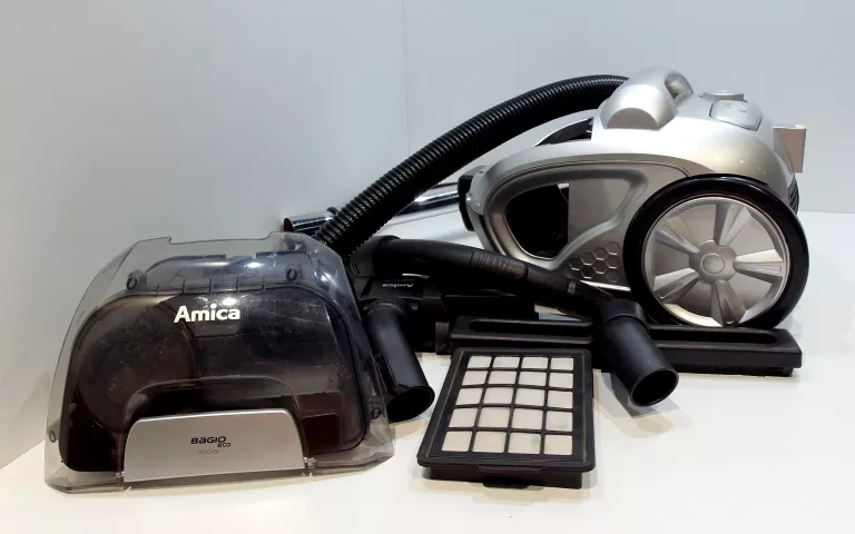 ODKURZACZ AMICA BAGIOVM3046 BEZWORKOWY CZARNY 900W