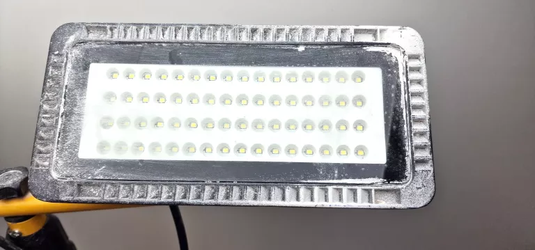 NAŚWIETLACZ LED NA STATYWIE VOLTENO VO1889