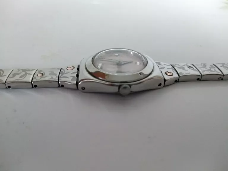 zegarek-swatch-irony-v8-ksztalt-koperty-okragla