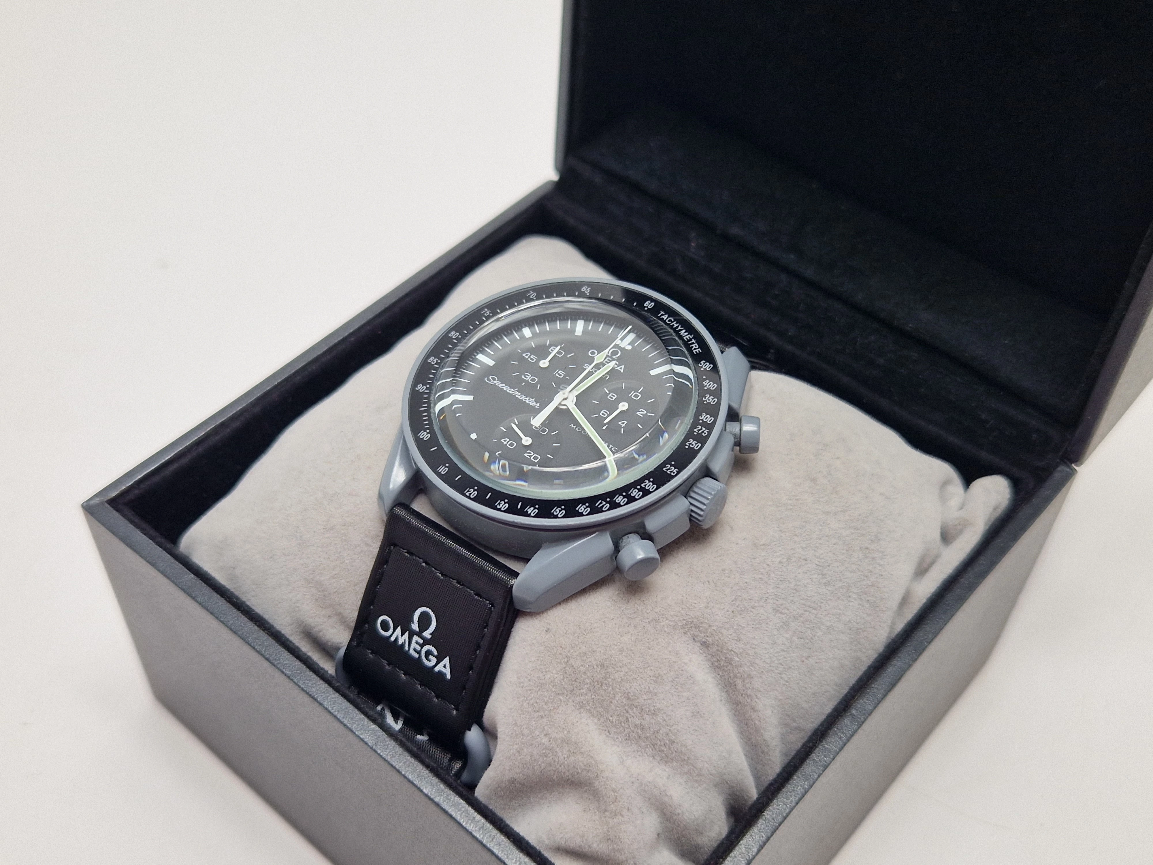 swatch-x-omega-bioceramic-mission-the-moon-material-paska-tkanina