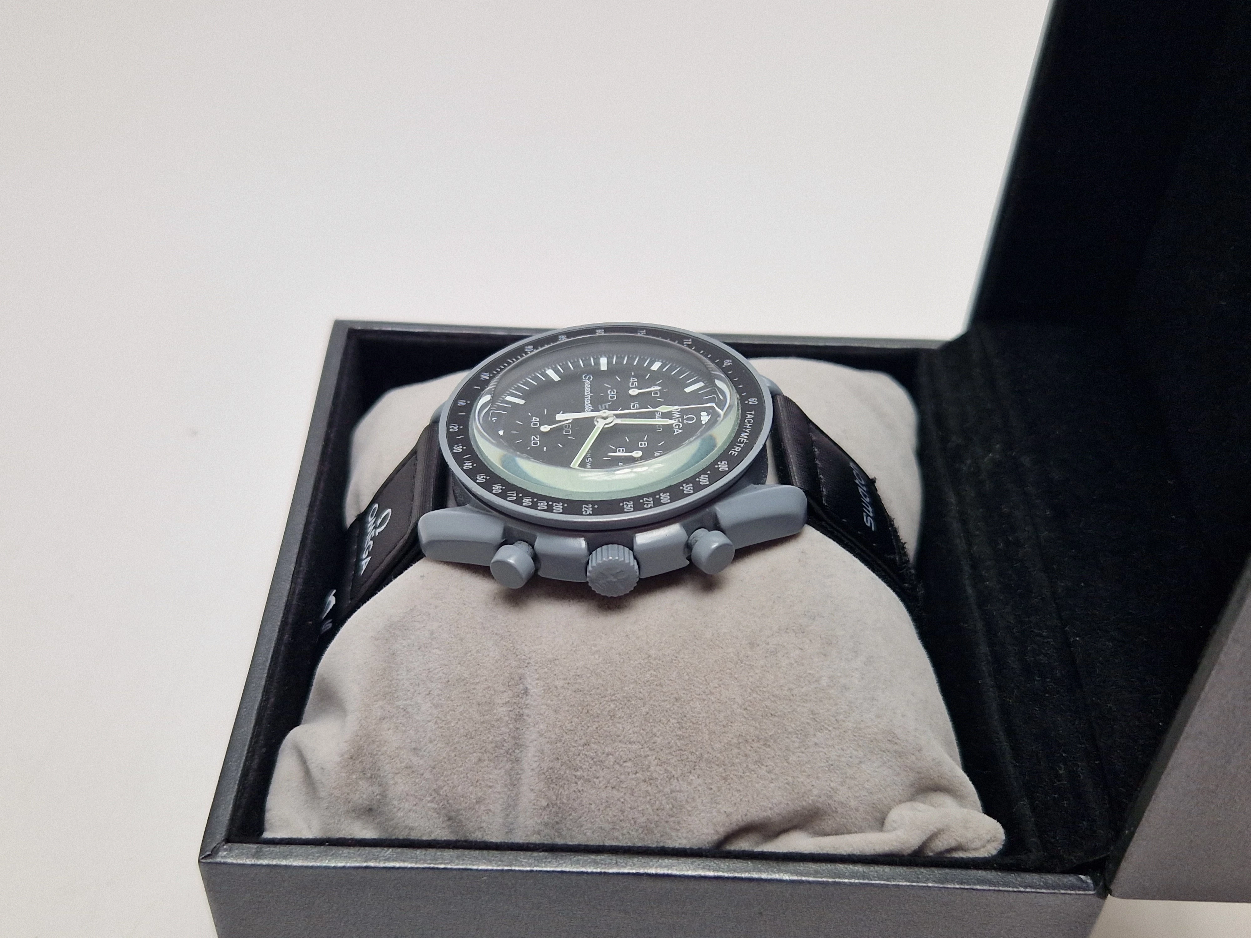 swatch-x-omega-bioceramic-mission-the-moon-funkcje-wodoszczelny