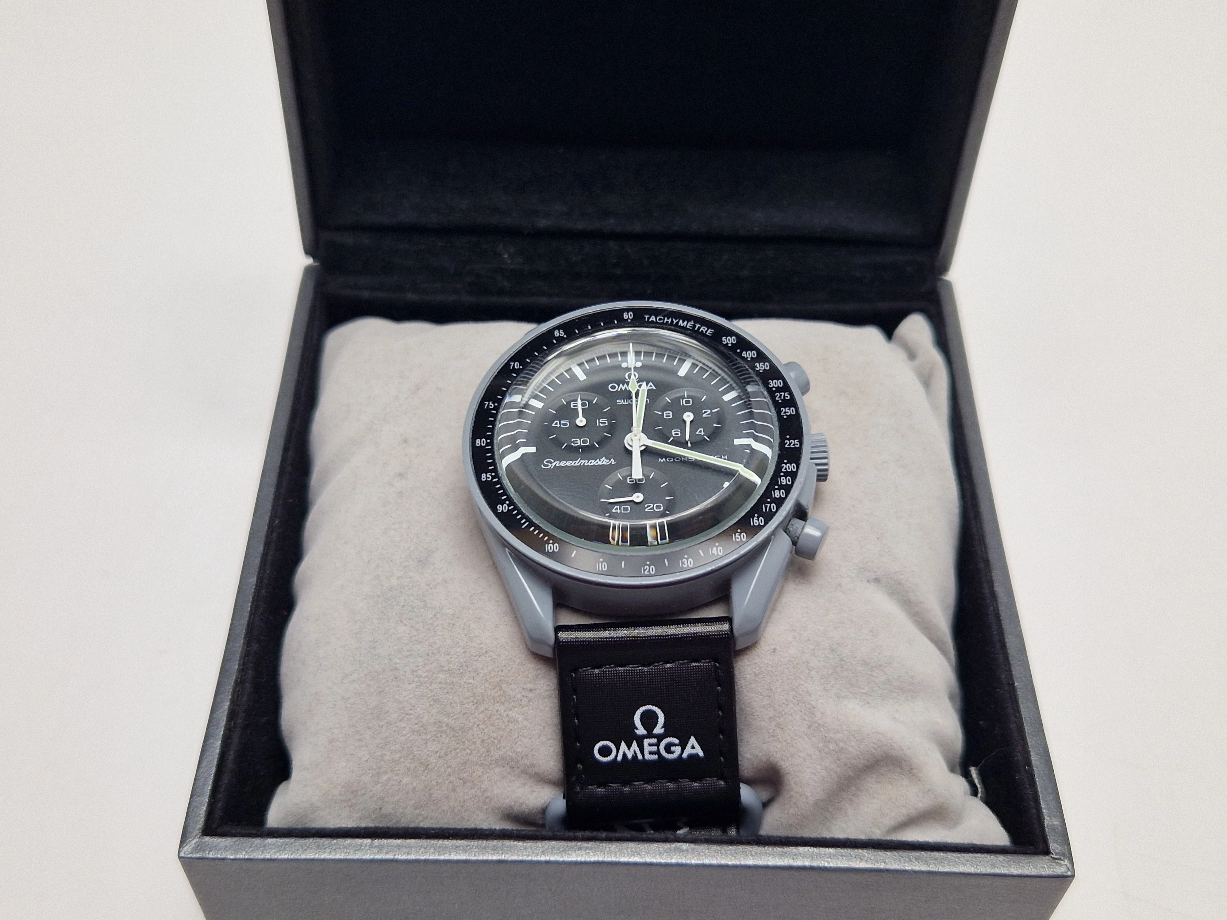 swatch-x-omega-bioceramic-mission-the-moon-styl-klasyczny